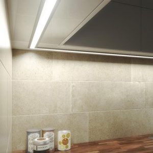 Široki aluminijumski profil za LED trake 39 x 8,6 mm, Crna – detalj oblika i difuzora
