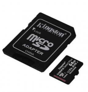 Memorijska Kartica 64GB - Pouzdan prenos multimedijalnih podataka — adapter i memorijska kartica prikazani pod uglom