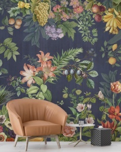 Fotoliu modern din piele în fața unui perete cu fototapet botanic pe fundal albastru, tapet personalizat stil natură statică
