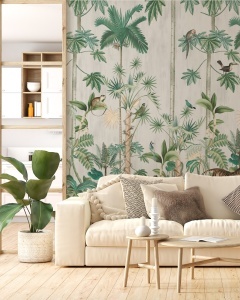 Living luminos amenajat în stil colonial cu canapea crem și plante, decorat cu fototapet junglă vintage, tapet personalizat cu maimuțe și păsări