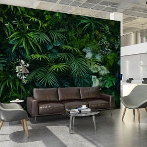 Fototapet perete verde jungle în birou industrial cu canapea din piele maro, fotolii gri și tavan tehnic aparent