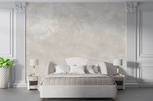 Dormitor clasic luxos cu pat tapițat alb, decorat cu fototapet imitație tencuială venețiană, tapet personalizat elegant