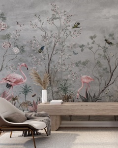Amenajare interioară stilată cu o bancă din lemn și un fototapet spectaculos reprezentând o grădină cu flamingo și flori. Acest tapet personalizat este ideal pentru a crea un perete de accent în spații contemporane.