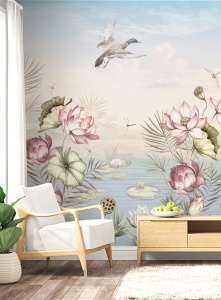 Colț de relaxare elegant cu fotoliu alb și comodă, decorat cu fototapet lacul cu nuferi și păsări, tapet personalizat în nuanțe pastelate