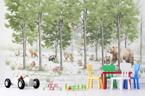 Cameră de activități pentru copii decorată cu fototapet personalizat, măsuță cu scaune colorate și jucării, un model de tapet ce aduce natura și aventura în interior.