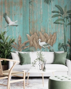 Living confortabil stil shabby chic cu canapea albă și plante, având pe perete un fototapet imitație lemn cu design tropical, tapet personalizat