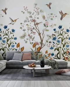 Living modern spațios cu canapea colțar gri, având pe fundal un fototapet artistic cu flori de câmp și colibri, tapet personalizat