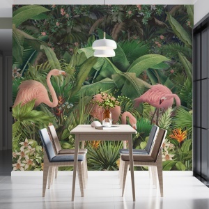 Dining modern elegant cu masă și scaune din lemn, având pe fundal un fototapet exotic cu păsări flamingo și plante tropicale, tapet personalizat