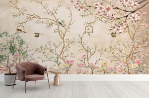 ALT: Amenajare interioară cu tapet personalizat stil Chinoiserie și fotoliu roz de catifea, utilizând un fototapet cu motive naturale și păsări exotice.