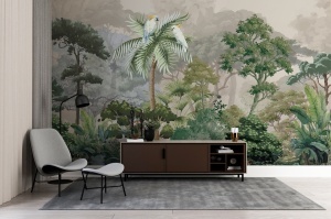 Decor rafinat de interior cu fototapet personalizat cu tematică tropicală, un fotoliu gri elegant și o comodă din lemn închis, demonstrând versatilitatea acestui tapet în designul spațiului de zi.