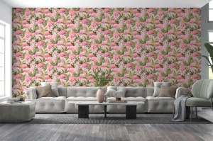 Amenajare living generos cu canapea gri și un fototapet spectaculos cu flamingo roz și frunze de palmier, un tapet personalizat care transformă complet atmosfera camerei.