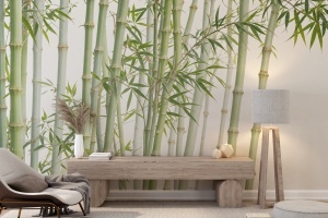 Fototapet bambus verde în living natural cu consolă din lemn masiv, fotoliu bej, lampă cu trepied și decor minimal