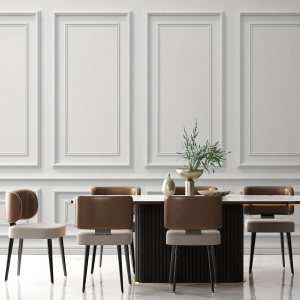 Fototapet lambriu alb în zona de dining de lux cu masă albă și scaune din piele maro, accente aurii și podea de marmură