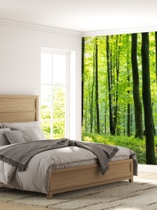 Fototapet pădure verde în dormitor natural cu pat din lemn, lenjerie gri, fereastră albă cu lumină naturală și covor texturat