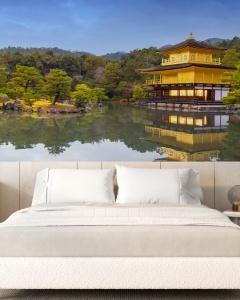 ALT: Amenajare dormitor relaxant cu fototapet personalizat cu celebrul templu din Kyoto, un tapet panoramic care creează adâncime și o atmosferă Zen.