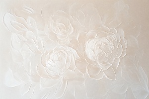 Fototapet bujori în relief, crem și alb, cu trei flori mari și frunze sculptate ca în ghips