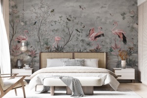Dormitor matrimonial elegant unde peretele principal este decorat cu un fototapet tip pictură murală cu flamingo și arbori înfloriți. Un model de tapet personalizat care oferă profunzime și o atmosferă calmă.