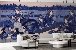 Living modern minimalist cu canapea albă, având pe perete un fototapet artă japoneză cu gheișe, tapet personalizat albastru