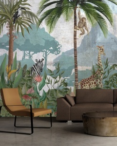 Decor modern de living cu fototapet personalizat ilustrând o junglă cu girafe și zebră, transformând peretele într-un punct central prin acest tapet artistic.