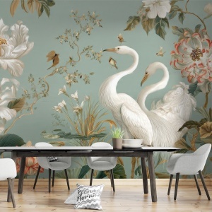 Fototapet chinoiserie cocori albi în zona de dining cu masă neagră lungă, scaune gri rotunjite și plantă decorativă
