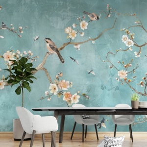 Fototapet chinoiserie turcoaz în zona de dining cu masă neagră lungă, scaune albe rotunjite și plantă decorativă