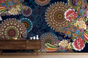 Hol decorat în stil eclectic cu comodă din lemn, având pe fundal un fototapet vibrant cu motive paisley și mandale, tapet personalizat