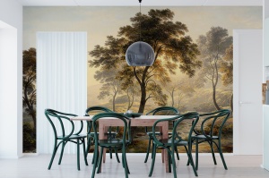 Fototapet cu peisaj și ceață aurie într-o zonă de dining, cu masă din lemn și scaune curbate verde-închis