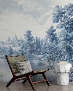 Fototapet personalizat Peisaj Toile De Jouy Albastru montat într-un decor modern cu fotoliu din lemn și măsuță de marmură, oferind un aspect de tapet clasic și elegant.