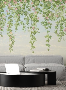 Living modern luminos cu canapea gri și măsuțe negre, având pe fundal un fototapet artistic cu iederă curgătoare, tapet personalizat