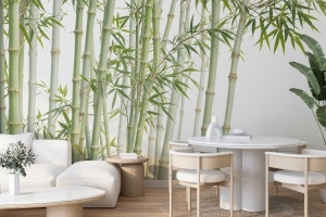 Fototapet bambus verde în living-dining scandinav cu canapea albă, masă rotundă din lemn și scaune albe, plantă decorativă