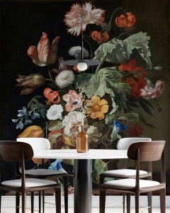 Dining modern amenajat cu masă rotundă și scaune din lemn, având pe perete un fototapet artistic cu natură statică florală, tapet personalizat