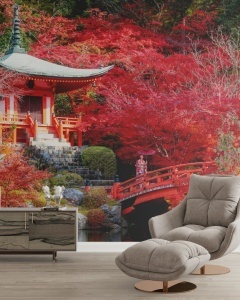 ALT: Decor interior cu tapet personalizat cu pod japonez și arțari, utilizând un fototapet panoramic pentru a crea o atmosferă Zen în livingul modern.
