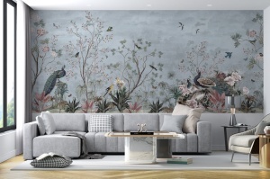 Decor contemporan de living cu canapea gri și un fototapet personalizat cu motive florale și păuni, transformând spațiul într-o oază de liniște prin acest tapet artistic.