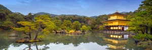 ALT: Design panoramic detaliat pentru fototapet personalizat cu Pavilionul de Aur și reflexia sa în lac, un tapet artistic cu peisaj japonez pentru perete accent.