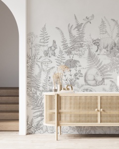 Hol decorat în stil scandinav cu comodă din ratan și fototapet vintage cu ferigi și animale, tapet personalizat alb-negru