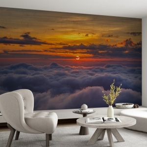Amenajare de living modern cu fototapet personalizat reprezentând un asfințit peste nori, completat de mobilier minimalist, un exemplu de tapet care oferă profunzime spațiului.