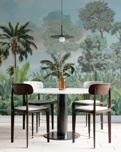 Dining modern elegant cu masă rotundă și scaune din lemn, decorat cu fototapet peisaj tropical pictat, tapet personalizat cu palmieri și vegetație exotică