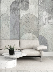 Fototapet geometric art deco gri montat în living, cu canapea deschisă la culoare și masă din marmură