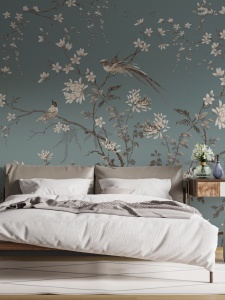 Decor dormitor matrimonial cu un perete de accent din fototapet cu motive orientale. Acest tapet personalizat cu ramuri înflorite și păsări creează o atmosferă calmă și elegantă în camera de odihnă.
