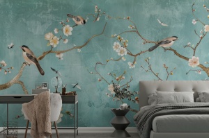 Fototapet chinoiserie turcoaz în dormitor cu birou negru, pat tapițat gri și noptieră modernă cu glob decorativ