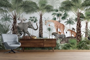 Fototapet personalizat Regatul Animalelor montat într-un decor de living modern cu fotoliu gri, un model de tapet panoramic cu elefant, girafă și palmieri.