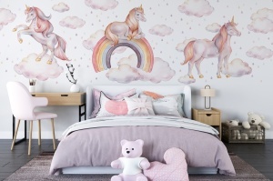 Amenajare de dormitor pentru fetițe cu fototapet personalizat „Unicorni pe Norișori”, unde acest tapet de poveste completează perfect decorul cu accesorii roz.
