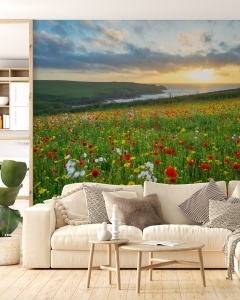 Living spațios cu canapea albă și plantă mare, având pe fundal un fototapet panoramic cu maci și mare, tapet personalizat