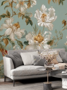 Fototapet chinoiserie cocori albi în living elegant cu canapea gri, perne decorative și masă de cafea cu vaze de sticlă