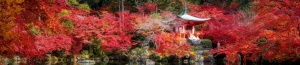 ALT: Design grafic pentru fototapet panoramic personalizat cu grădină japoneză în Kyoto, un model de tapet spectaculos cu pagodă, pod și culori vibrante de toamnă.