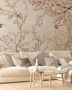 ALT: Decor elegant de living cu canapea mare crem și fototapet personalizat Primăvara în Zbor, un model de tapet cu bujori și ramuri înflorite pentru dormitor sau sufragerie.