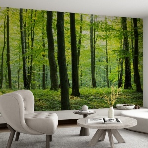 Fototapet pădure verde în living minimalist cu fotoliu bej capitonat, măsuțe rotunde din lemn și vaze decorative albe