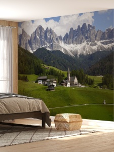 Decor dormitor relaxant cu fototapet peisaj alpin din Munții Dolomiți, realizat ca tapet personalizat pentru a crea o atmosferă liniștită și o conexiune vizuală cu natura