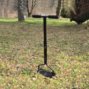 Aerator manual pentru gazon cu 15 tije, tijă 5.5 cm, lățime de lucru 25 cm, înălțime 1 metru, greutate 2.7 kg