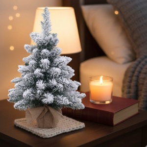 Brad de Craciun artificial, decorat cu zapada, baza de lemn cu iuta naturala, 50 cm inaltime, aspect natural